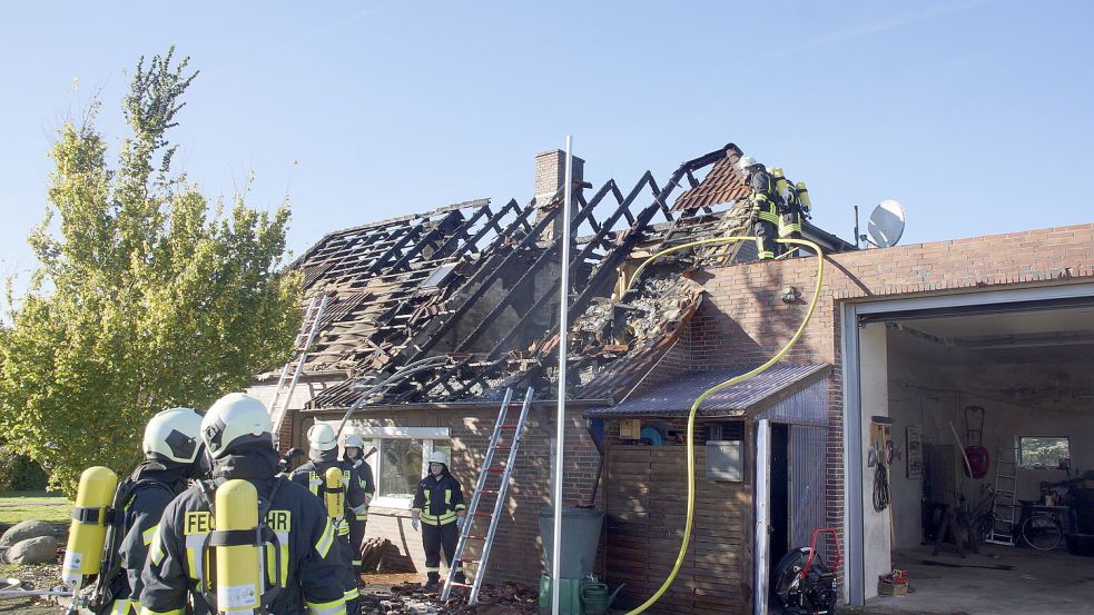 Der Dachstuhl des Hauses wurde bei dem Brand zerstört. Als Ursache wurde inzwischen ein technischer Defekt festgestellt. Archivfoto: Holger Janssen