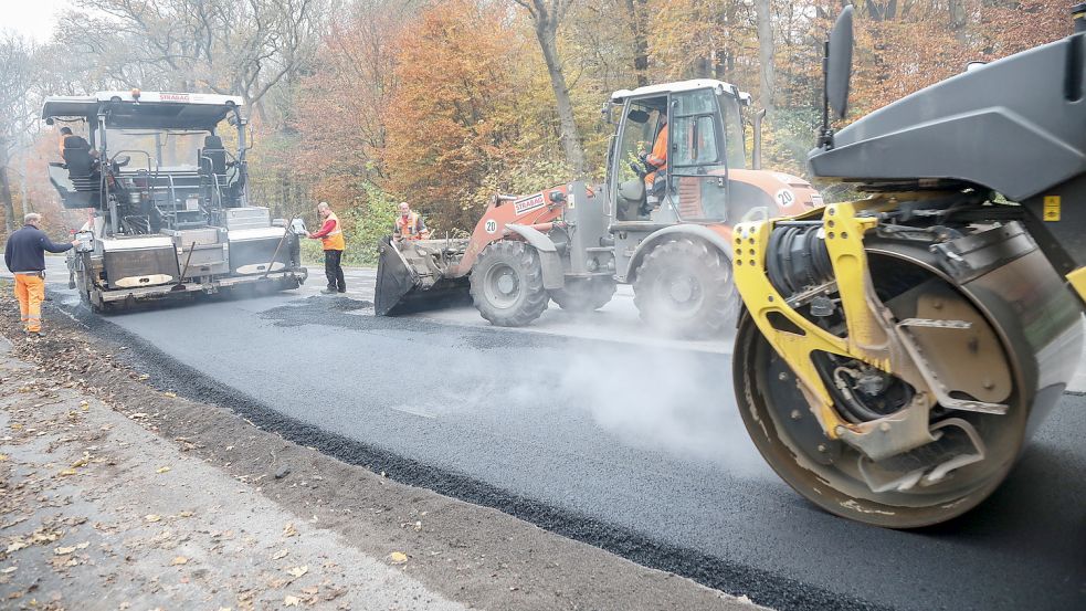Am Dienstag fanden letzte Asphaltierungsarbeiten an der B 210 zwischen Plaggenburg und Middels statt. Foto: Romuald Banik