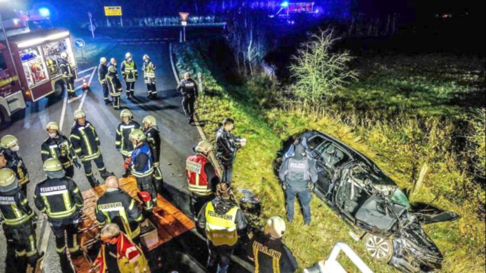 Dannewerk: Das Autowrack liegt im Graben. Ein Insasse ist tot, drei weitere sind verletzt im Krankenhaus. Foto: Sebastian Iwersen