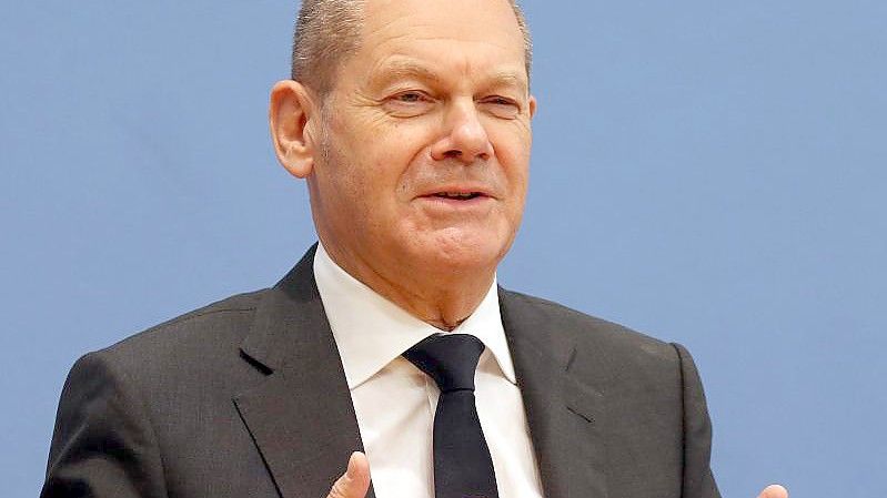 Olaf Scholz findet es richtig, dass über eine Impfpflicht für bestimmte Berufsgruppen diskutiert wird. Foto: Wolfgang Kumm/dpa