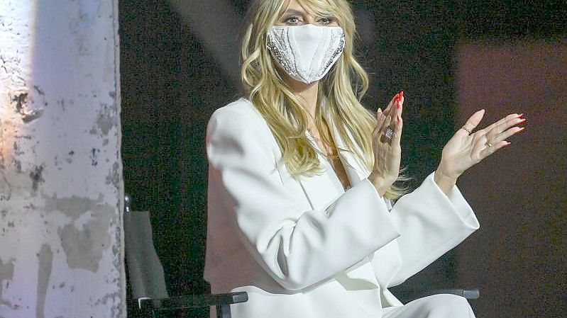 Das Model Heidi Klum mit Mund-Nase-Bedeckung. Foto: Jens Kalaene/dpa-Zentralbild/dpa