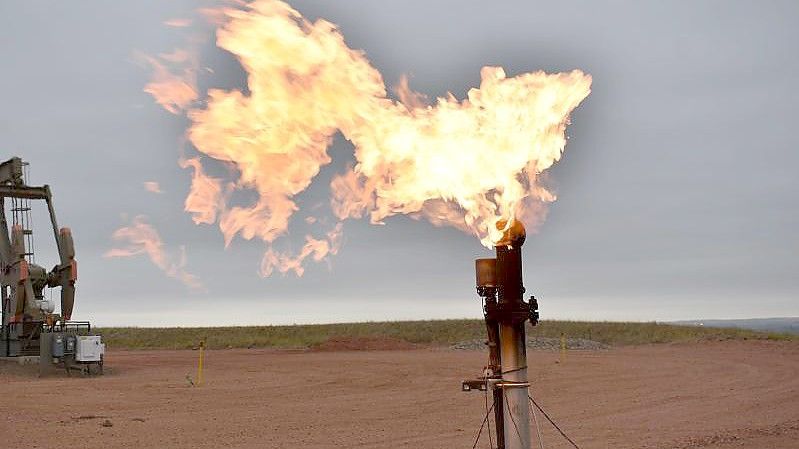 Eine Fackel verbrennt Erdgas an einer Ölquelle. Getrieben wird die Teuerung durch die Energie. Foto: Matthew Brown/AP/dpa