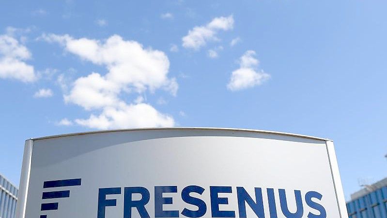 Die Fresenius-Tochter FMC will die jährlichen Kosten bis 2025 um 500 Millionen Euro senken. Foto: Arne Dedert/dpa