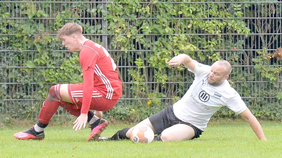 Gut im Plan sind die Fußballer auf Kreisebene (im Bild die Spieler des SV Eintracht Plaggenburg (im weißen Trikot) und des SV Großefehn II in der Ostfrieslandklasse A). Es gab bisher nur wenige Spielausfälle. Foto: Bernd Wolfenberg