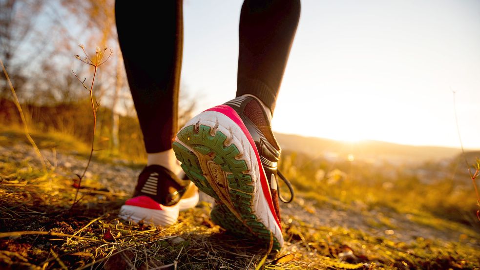 Wer im Dunklen das Haus verlässt und im Dunklen heimkommt, hat oft keine Motivation, sich noch sportlich zu betätigen. Doch Sport hebt auch im Winter die Stimmung und bringt den Kreislauf in Schwung. Foto: imago images/Christian Heilwagen