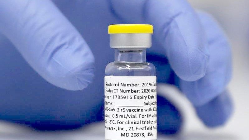 Eine Ampulle mit dem Corona-Impfstoff von Novavax steht während einer Studie im St. George's University Hospital in London auf einem Tisch bereit. Foto: Alastair Grant/AP/dpa
