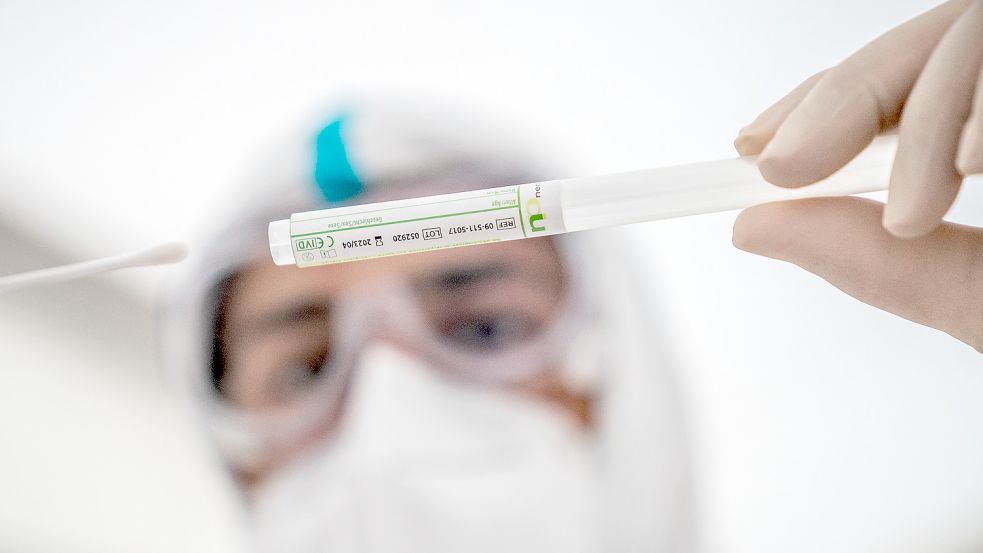 Ein PCR-Test wird verarbeitet. In Ostfriesland wurden am Mittwoch 111 Corona-Neuinfektionen vermeldet. Symbolfoto: DPA