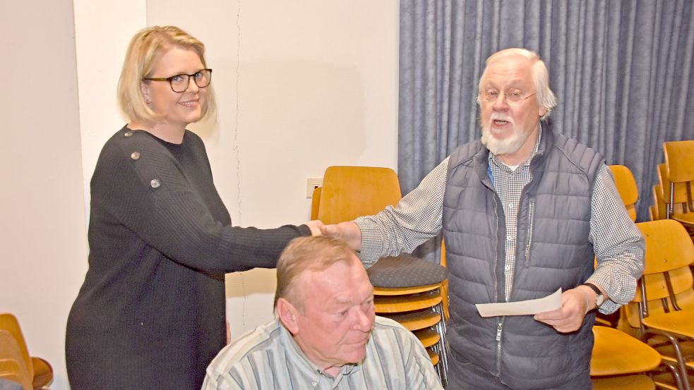 Der bisherige Wirdumer Bürgermeister Lenhard Janssen (SPD, rechts) gratulierte seiner Nachfolgerin Yvonne Lengert (SEW). Vorn: SEW/CDU/Moin-Sprecher Reinhard Lengert. Foto: Thomas Dirks