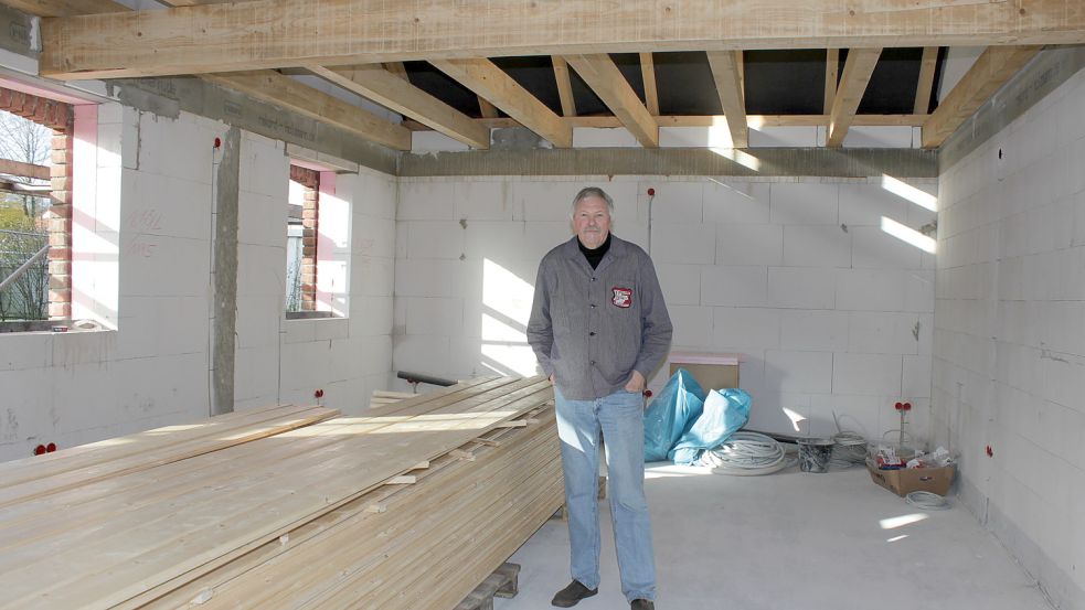Museumsleiter Otto Klatt freut sich schon auf die historische Apotheke, deren Interieur seit Jahren vom Verein eingelagert ist. Die Zwischendecke wird aus Holz gemacht. Foto: Karin Böhmer