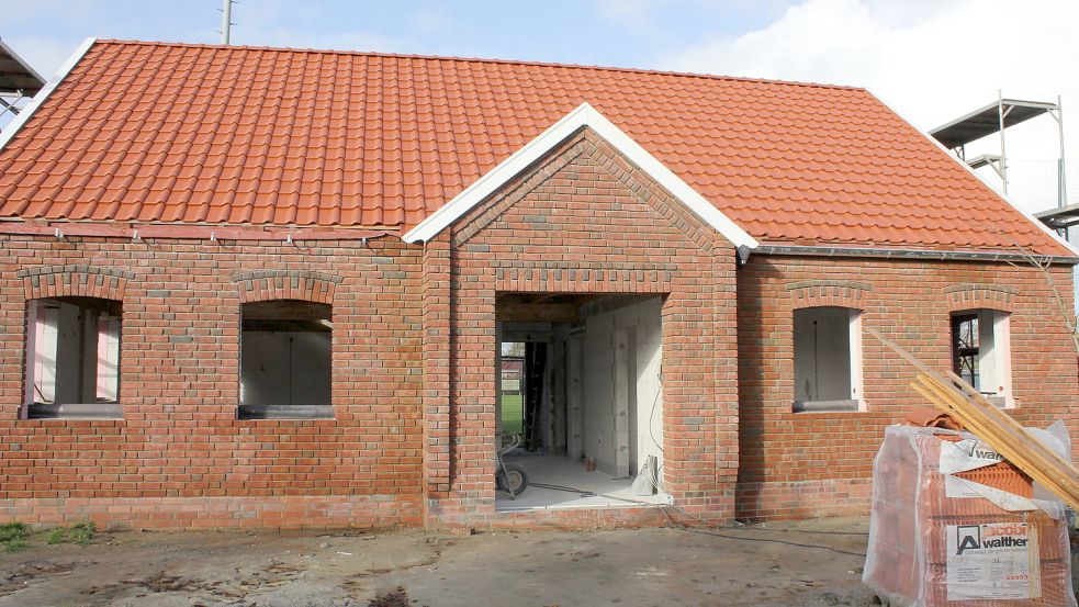 Links im Neubau wird die Apotheke Platz finden, rechts ein Rasiersalon, eine Schusterwerkstatt und eine Schneiderei. Vor dem Haus soll ein Heilpflanzengarten angelegt werden. Foto: Karin Böhmer