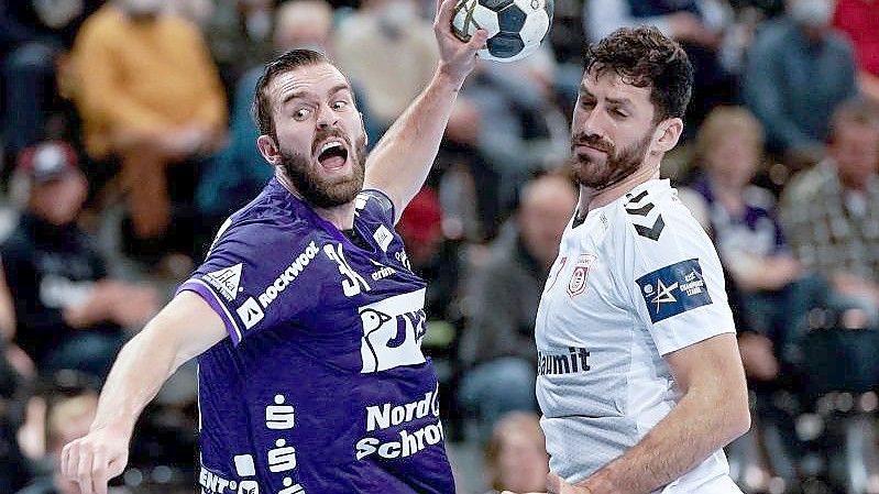 Teitur Örn Einarsson (l) setzte sich mit der SG Flensburg-Handewitt gegen Dinamo Bukarest durch. Foto: Axel Heimken/dpa