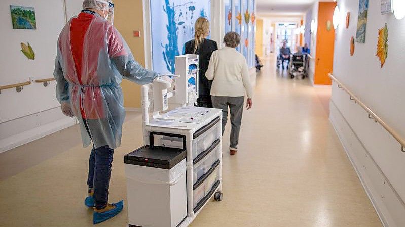 Landkreise fordern eine Corona-Impfpflicht in Pflegeheimen. (Archivbild). Foto: Jens Büttner/dpa-Zentralbild/dpa