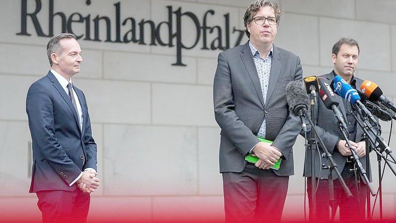 Lars Klingbeil (SPD, v.r.), Michael Kellner (Grüne) und Volker Wissing (FDP) bei einem Pressestatement vor der Landesvertretung Rheinland-Pfalz. Hier setzen die Ampelparteien ihre Koalitionsverhandlungen fort. Foto: Kay Nietfeld/dpa