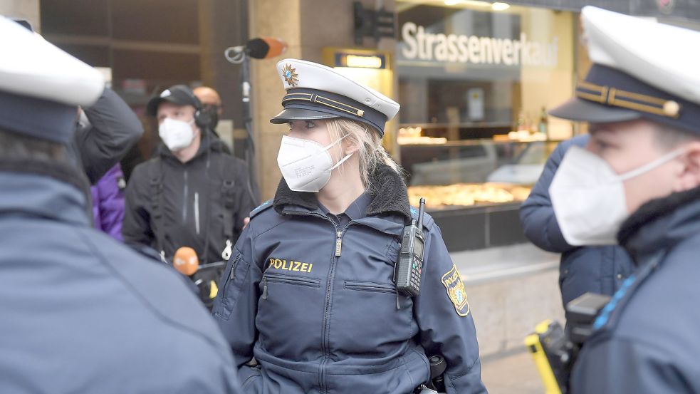 Die Polizei soll die verschärften Corona-Bestimmungen kontrollieren. Hier ein Bild aus München Foto: Felix Hörhager/dpa