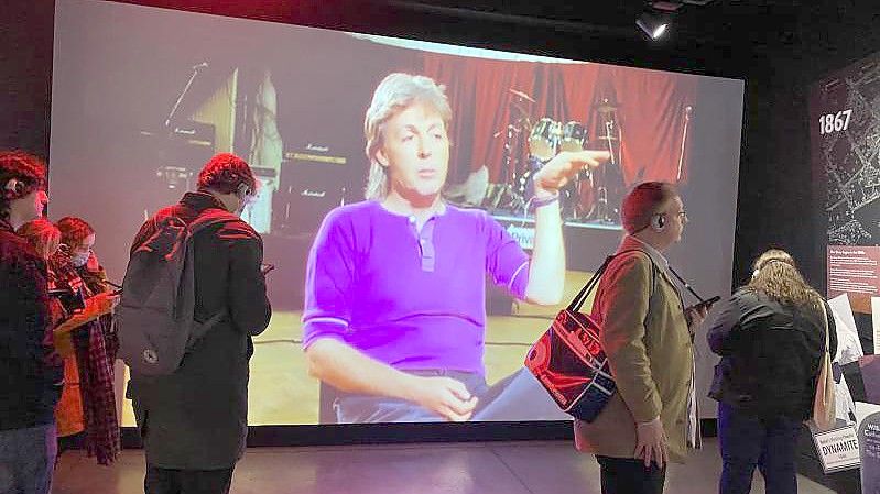 Studierende des Beatles-Studiengangs stehen in der Beatles-Installation von Strawberry Field. Foto: Benedikt von Imhoff/dpa