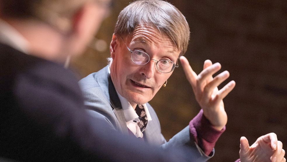 Karl Lauterbach (r), SPD-Gesundheitsexperte, war ein weiteres Mal in einer TV-Talkshow zu Gast. Am Mittwochabend diskutierte er in der ZDF-Sendung von Markus Lanz. Foto: dpa/Rolf Vennenbernd