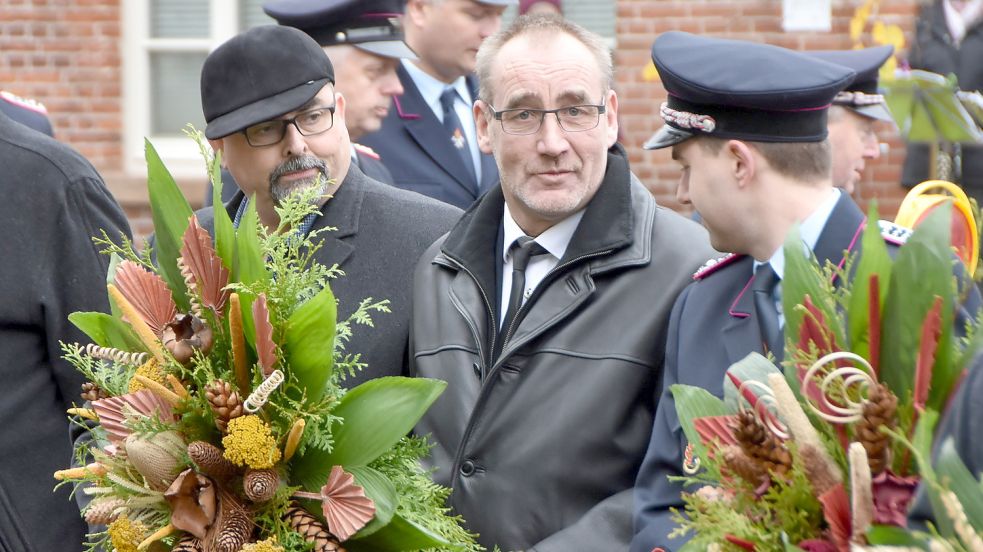 Sonntag noch Seit’ an Seit’ bei der Kranzniederlegung, an diesem Donnerstag wieder Konkurrenten: Upgant-Schotts Bürgermeister Gundolf Harms (Zweiter von rechts) und sein Herausforderer Günter Winter (links). Foto: Thomas Dirks