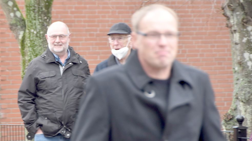 Würdigten sich am Rande der Volkstrauertagsveranstaltung keines Blickes: Albert Janssen (BWG, links) und Heiko Poppinga (CDU, vorne). Foto: Thomas Dirks