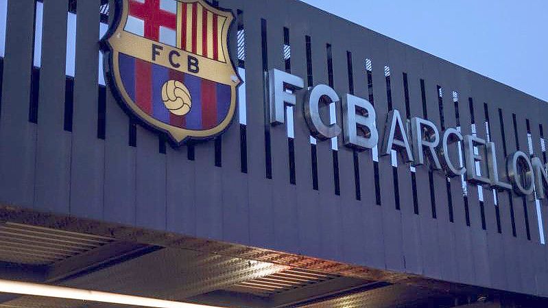 Blick auf das Logo des FC Barcelona am Camp Nou Stadion. Foto: Matthias Oesterle/dpa