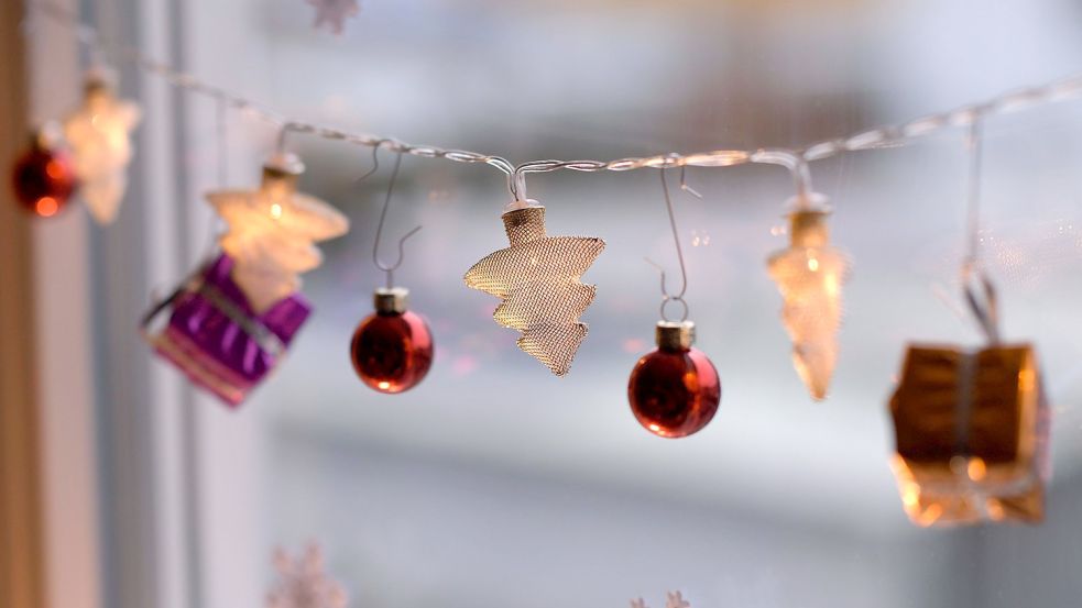 In der Adventszeit erstrahlen viele Fenster in Kettenkamp. Foto: imago images/MiS