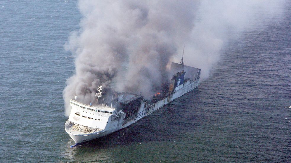 Einer der prägenden Einsätze für Hans-Werner Monsees: Das brennende Fährschiff «Lisco Gloria» treibt am 09.10.2010 auf der Ostsee vor der dänischen Küste. Foto: dpa/Thomas Nyfeler