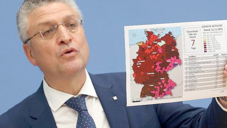 Lothar Wieler, RKI-Präsident, stellt vor der Bundespressekonferenz eine Grafik mit den neuesten Corona-Zahlen vor. Foto: Wolfgang Kumm/dpa