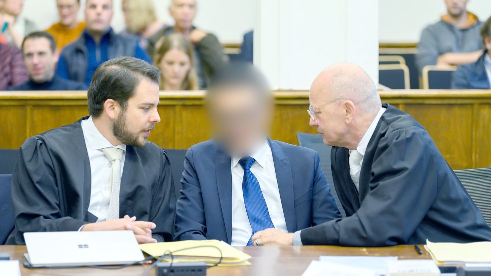 Das war beim Prozessauftakt im Auricher Landgericht: der Angeklagte mit seinen beiden Oldenburger Verteidigern Sebastian Wendt (links) und Christian Landowski. Archivfoto: DPA