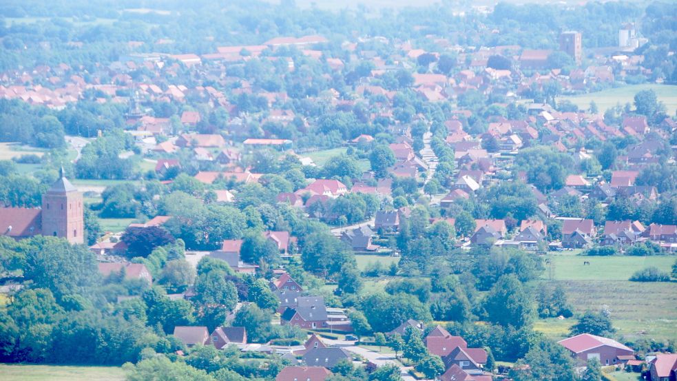 •In der Gemeinde Osteel (im Vordergrund) wird neues Bauland erschlossen. Archivfoto: Thomas Dirks