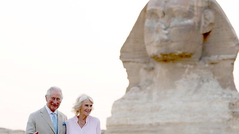 Pflichtprogramm in Ägypten: Charles, Camilla und die Große Sphinx von Gizeh. Foto: Joe Giddens/PA Wire/dpa