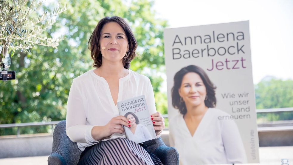 Hier bei der Buchvorstellung im vergangenen Sommer war die Welt von Annalena Baerbock noch in Ordnung. Jetzt lässt die gescheiterte Kanzlerkandidatin der Grünen das Buch nach zahlreichen Plagiatsvorwürfen nicht mehr nachdrucken. Foto: Christoph Soeder/dpa/Archiv
