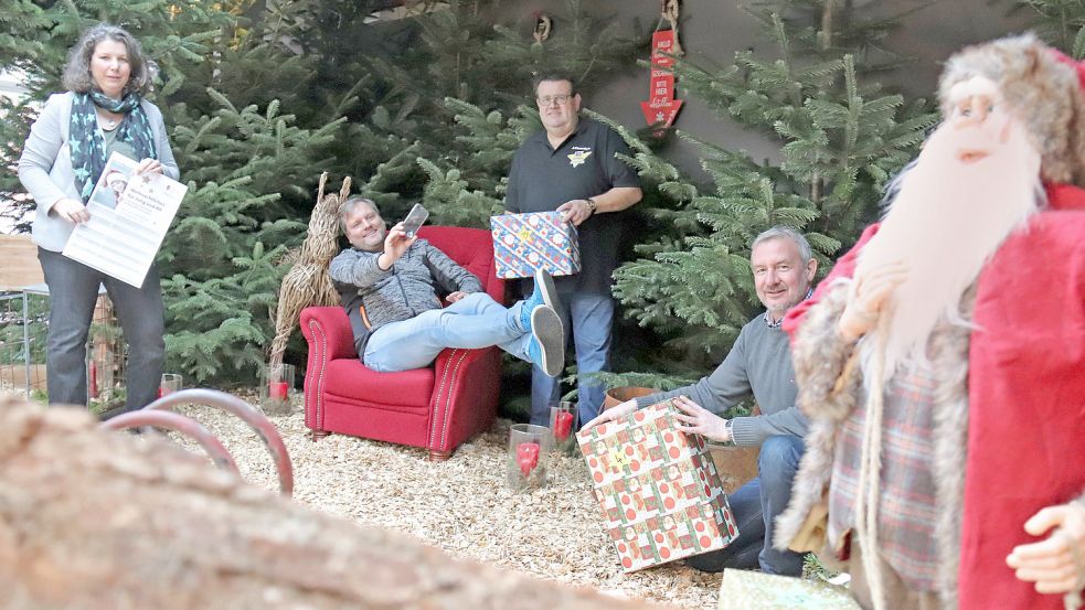 In der neuen „Selfie-Box“ stellten Sandra Grau (von links), Udo Hippen, Jens Coordes und Marco Bordasch das Weihnachtszauber-Programm der Markthalle vor. Foto: Heino Hermanns