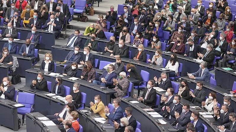 Im Bundestag wird über den weiteren Kurs in der Corona-Pandemie diskutiert. Foto: Kay Nietfeld/dpa