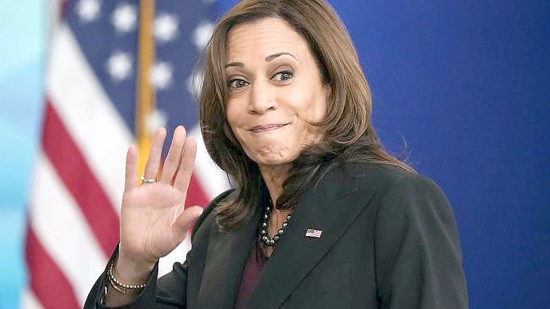 Vizepräsidentin Kamala Harris winkt, als sie nach einer Rede abreist. Foto: Patrick Semansky/AP/dpa