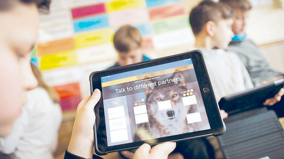Tablets mit Zubehör können schnell teuer werden. Wer muss für die Kosten aufkommen? Foto: dpa/Julian Stratenschulte