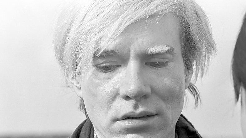 Der amerikanische Pop-Art-Künstler Andy Warhol (1971). Foto: Lothar Parschauer/dpa