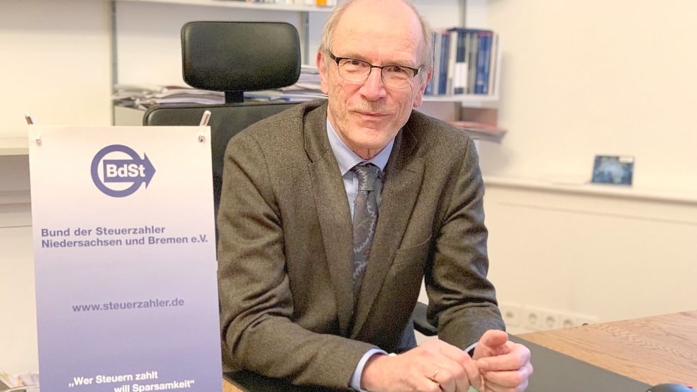 Bernhard Zentgraf, Vorsitzender des Bundes der Steuerzahler Niedersachsen und Bremen, in seinem Büro in Hannover. Foto: Lars Laue