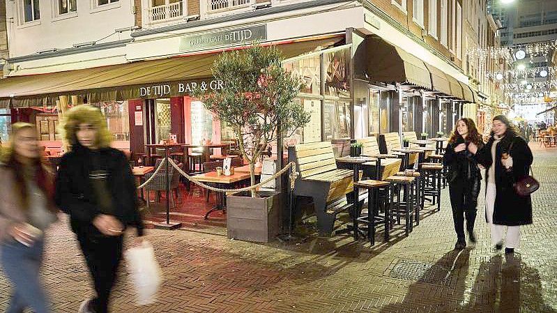 Cafés in der Innenstadt von Den Haag. Fast die gesamte Niederlande gilt ab Sonntag als Corona-Hochrisikogebiet. Foto: Phil Nijhuis/ANP/dpa