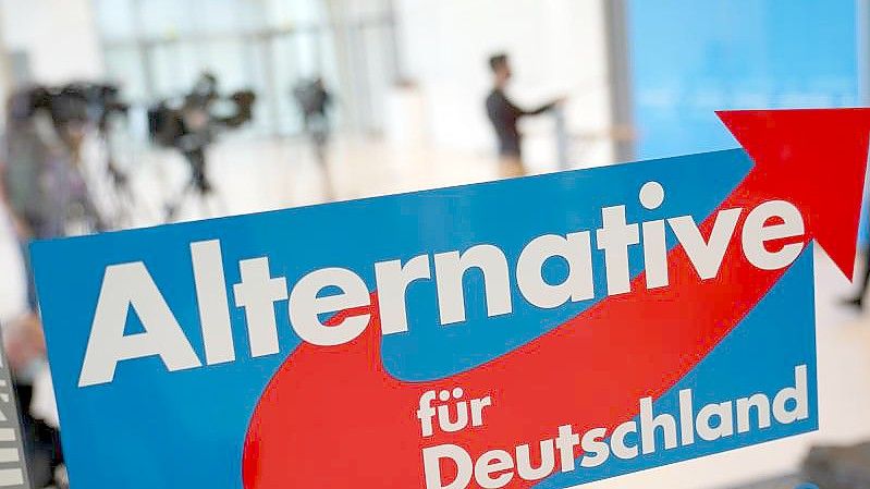 Das AfD-Logo am Eingang zum Fraktionssaal der Partei im Deutschen Bundestag. Foto: Michael Kappeler/dpa
