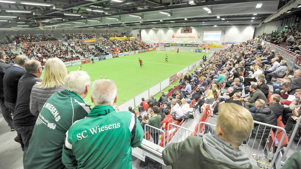 Volle Ränge beim Aurich-Cup 2019. Die Veranstalter wollen das größte Hallenfußball-Turnier im Nordwesten unbedingt austragen. Für den Zutritt müssen Spieler und Zuschauer wohl geimpft oder genesen sein.Foto: Stephan Friedrichs