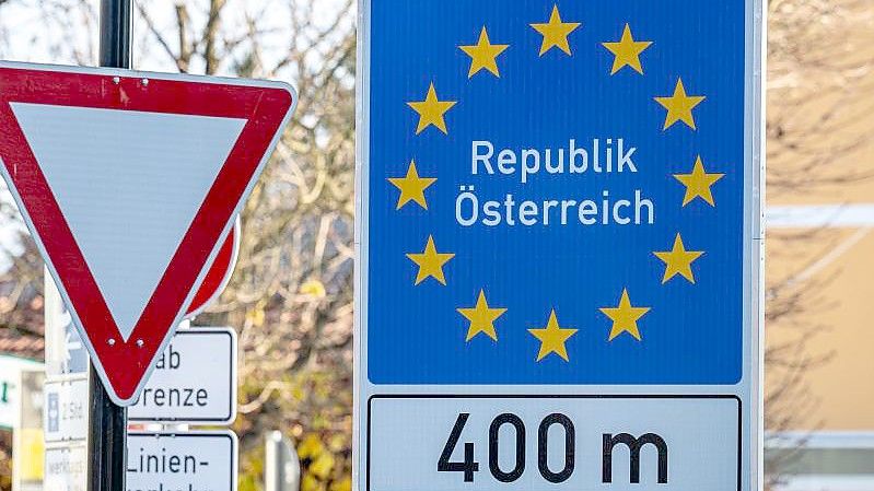 Ein Schild an der Grenze zwischen Deutschland und Österreich. Die Sieben-Tage-Inzidenz steht in Österreich bei rund 1000. Foto: Armin Weigel/dpa