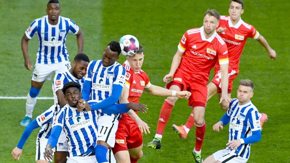 Berliner Kuddelmuddel: Am Samstagabend kommt es zum neunten Bundesliga-Derby in der Hauptstadt. Foto: dpa/Reuters Pool/Annegret Hilse