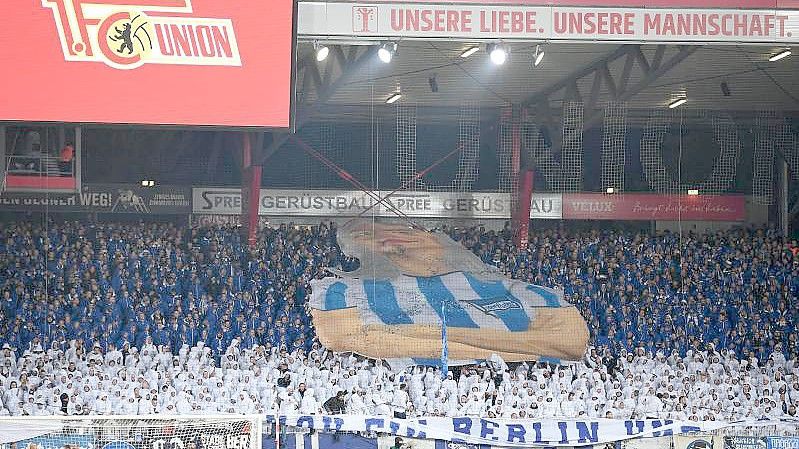 Hertha-Fans sind beim Berlin-Derby in der Alten Försterei im Gästeblock des Stadions. Foto: Britta Pedersen/dpa/Archivbild