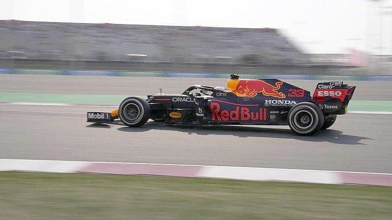 Der WM-Kampf zwischen Max Verstappen und Lewis Hamilton bleibt auch im Freien Training in Katar äußerst eng. Foto: Darko Bandic/AP/dpa