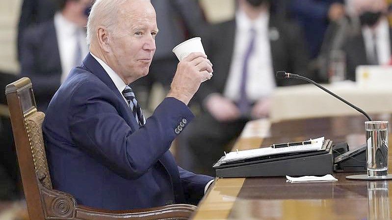 Joe Biden, Präsident der USA, hört den Fragen eines Reporters zu. Foto: Susan Walsh/AP/dpa