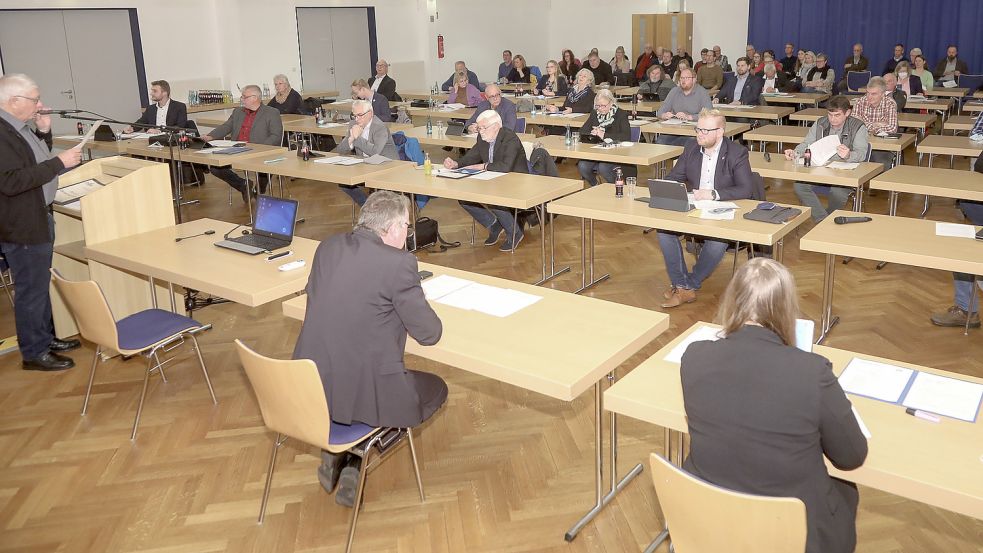 Zahlreiche Besucher verfolgten die erste Sitzung in Ihlow. Foto: Romuald Banik