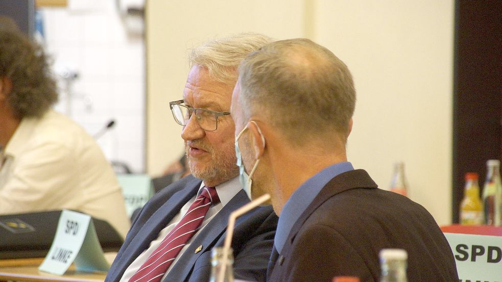 Nach dem Wahlgang ging Ralf Geiken (FWG, rechts) zum enttäuschten Stefan Kleinert (SPD). Foto: Holger Janssen