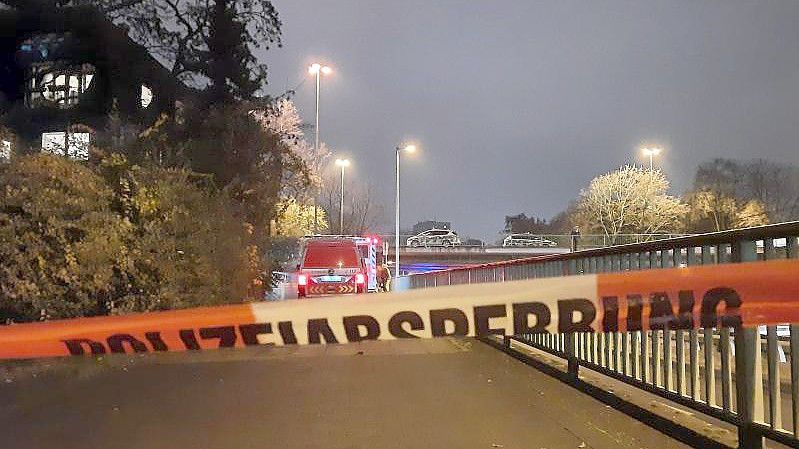 Der Bereich um eine Kita im Kölner Stadtteil Riehl wurde weiträumig abgesperrt. Foto: Sascha Thelen/TNN/dpa