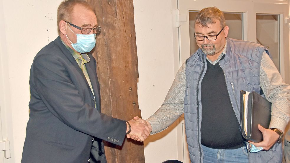 Upgant-Schotts bisheriger Bürgermeister Gundolf Harms (links) gratulierte seinem Nachfolger Günter Winter. Foto: Thomas Dirks