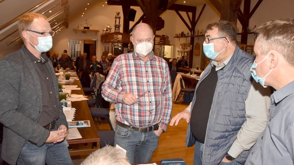 In einer Sitzungspause berieten die Schottjer Ratsmitglieder Heiko Poppinga (CDU, von links), Albert Janssen (BWG), Günter Winter und Ewald Arends (beide SPD). Foto: Thomas Dirks