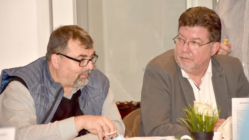 Der neue Upgant-Schottjer Bürgermeister Günter Winter (SPD, links) im Gespräch mit Gemeindedirektor Gerhard Ihmels. Foto: Thomas Dirks